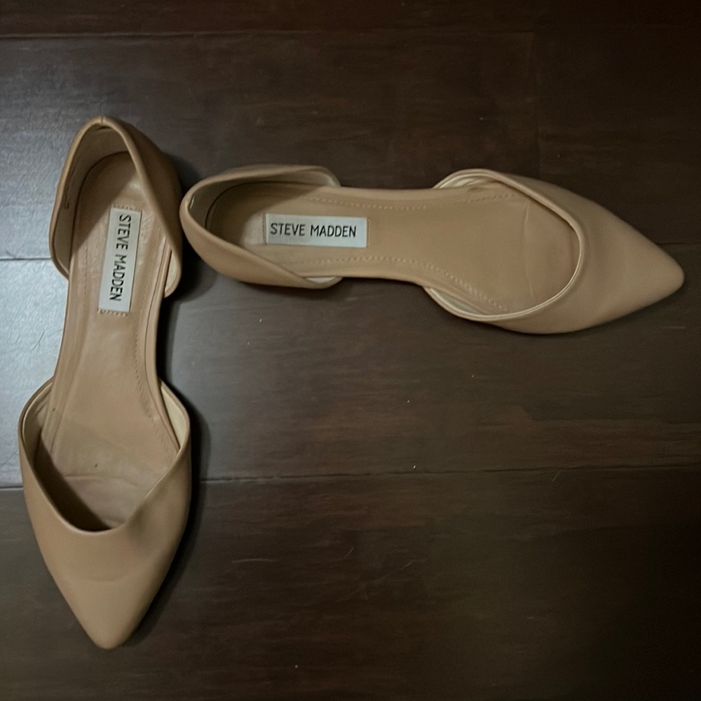 Nude leather Steve Madden ballet flats, barely worn in great condition! Size 8